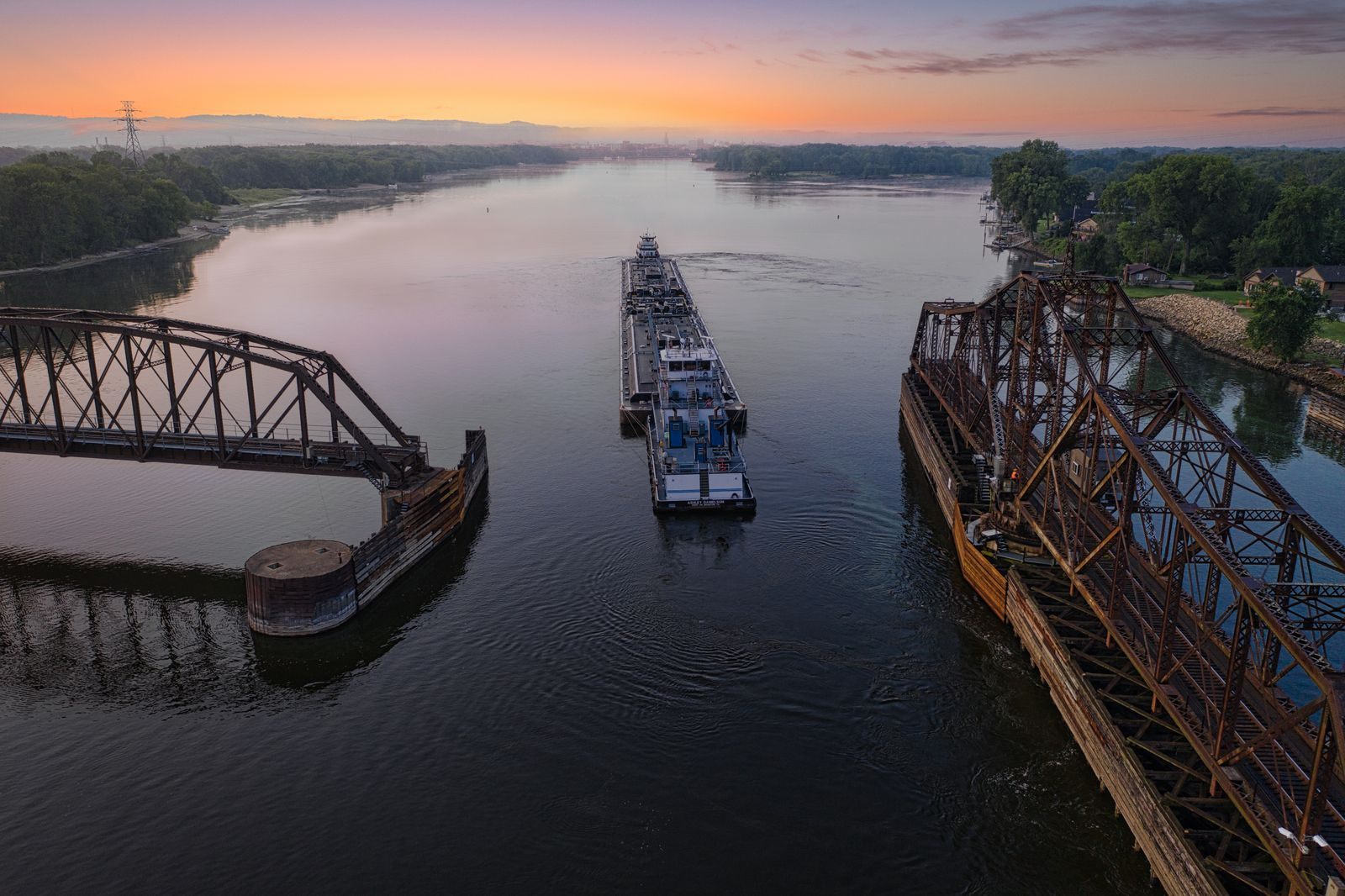Vessel passing swing bridges on the Mississippi